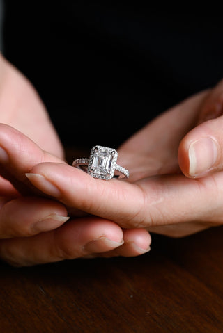 Anillo de compromiso con halo de diamantes y moissanita de talla esmeralda de 2,0 ct a 3,0 ct