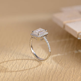 Anillo de compromiso con halo de diamantes y moissanita de talla esmeralda de 2,0 ct a 3,0 ct