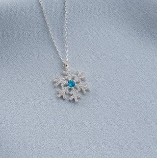 Collier flocon de neige scintillant en diamant taille ronde pour cadeau de Noël