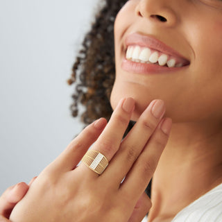 Anillo apilable con diseño acanalado de diamantes pavé para mujer