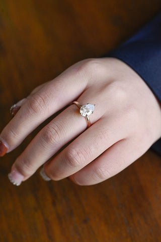 Anillo de compromiso con halo oculto de diamantes de moissanita de talla pera de 2,0 CT a 3,0 CT