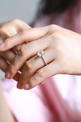 Bague de fiançailles en diamants à micro-pavé de moissanite taille émeraude de 1,0 à 2,0 ct