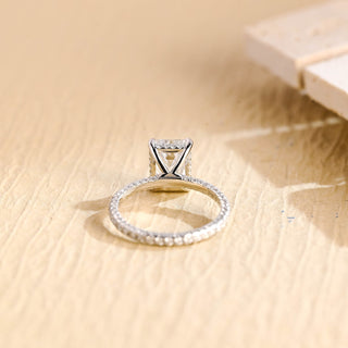 Bague de fiançailles en diamants à micro-pavé de moissanite taille émeraude de 1,0 à 2,0 ct