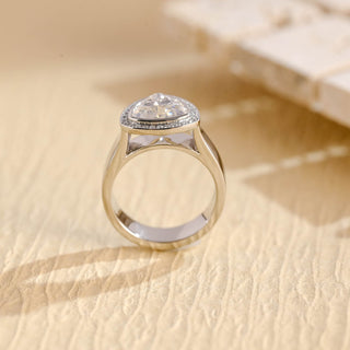 Bague de fiançailles avec diamant halo serti canal en moissanite taille trillion de 1,50 ct à 2,50 ct