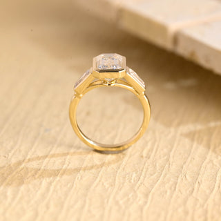 Anillo de compromiso con tres piedras de diamante y moissanita de talla esmeralda de 2,0 CT a 3,0 CT