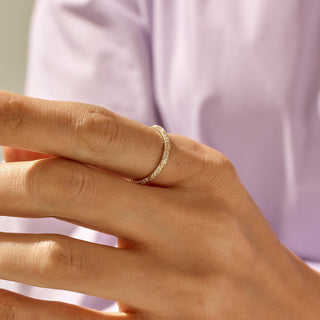 Alliance de mariage torsadée en diamants et moissanite à coupe ronde pour femme 