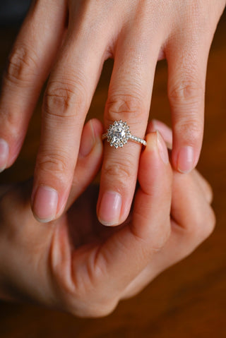 Anillo de compromiso con halo floral de diamantes de moissanita de talla ovalada de 1,50 ct a 2,50 ct