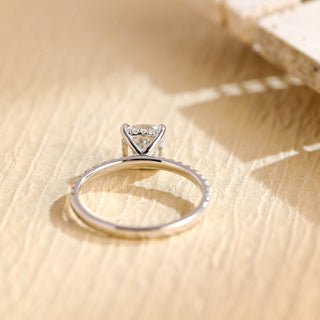 Anillo de compromiso con diamante de moissanita con halo oculto y talla cojín de 1,0 CT a 2,0 CT