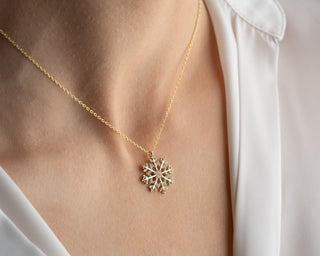 Collier avec diamants en moissanite à coupe ronde en flocon de neige de 0,45 TCW