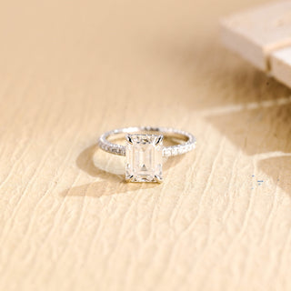 Anillo de compromiso con micropavé de diamantes y moissanita de talla esmeralda de 1,0 CT a 2,0 CT