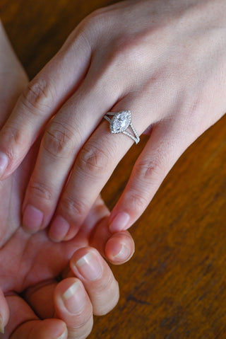 Bague de fiançailles avec diamant taille marquise halo moissanite à tige fendue de 1,0 à 2,0 ct