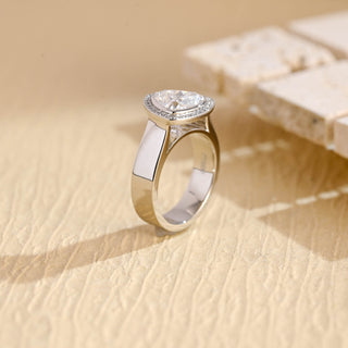 Bague de fiançailles avec diamant halo serti canal en moissanite taille trillion de 1,50 ct à 2,50 ct