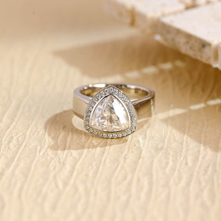 Bague de fiançailles avec diamant halo serti canal en moissanite taille trillion de 1,50 ct à 2,50 ct