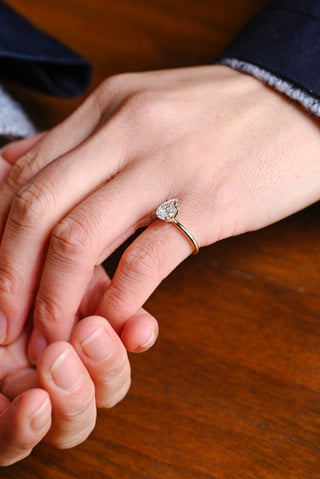 Anillo de compromiso con engaste de tulipán y diamantes de moissanita de talla pera de 1,50 ct a 2,50 ct