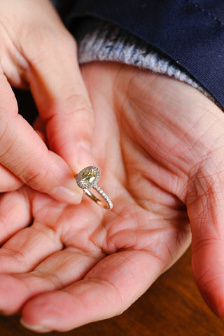 Bague de fiançailles en diamants à micro-pavé de moissanite à taille ovale de 1,0 à 2,0 ct