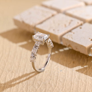 Anillo de compromiso con pavé de diamantes y moissanita de talla esmeralda de 1,0 CT a 2,0 CT