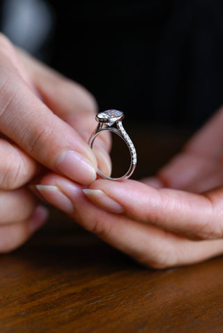 Bague de fiançailles avec diamants pavés en moissanite taille ovale sertis clos de 2,0 à 3,0 ct