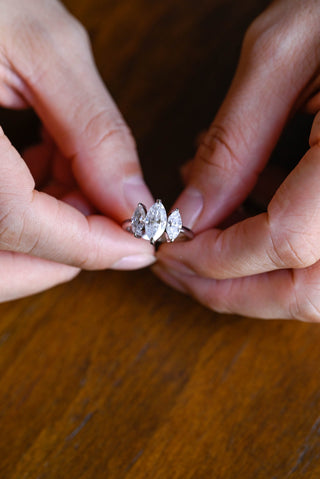 Anillo de compromiso con tres piedras de diamante moissanita de talla marquesa de 1,50 ct a 2,50 ct