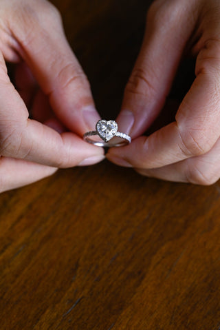 Anillo de compromiso con halo de diamantes de moissanita con corte de corazón de 1,50 ct a 2,50 ct