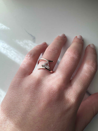 Bague de fiançailles avec diamant taille triangulaire pour elle