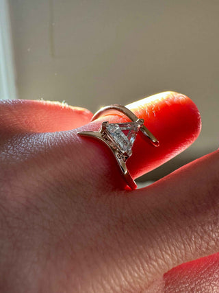 Bague de fiançailles avec diamant taille triangulaire pour elle