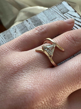 Bague de fiançailles avec diamant taille triangulaire pour elle