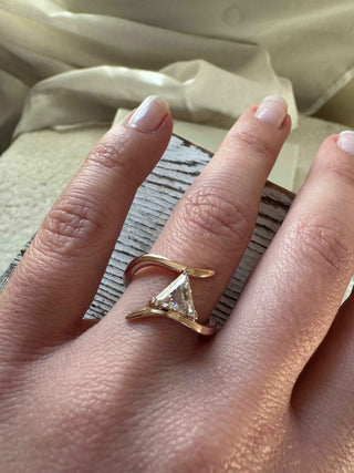 Bague de fiançailles avec diamant taille triangulaire pour elle