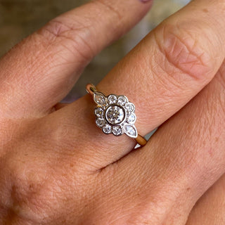 Bague de fiançailles à grappe de diamants à coupe ronde et motif floral pour femme