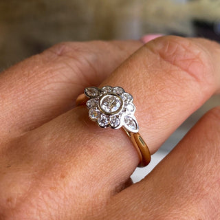 Bague de fiançailles à grappe de diamants à coupe ronde et motif floral pour femme