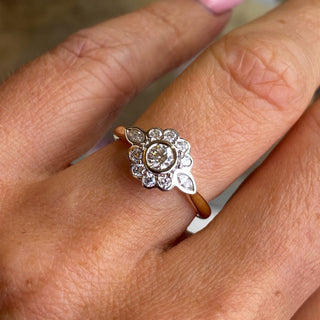 Anillo de compromiso con diamantes en forma de flor de talla redonda para mujer