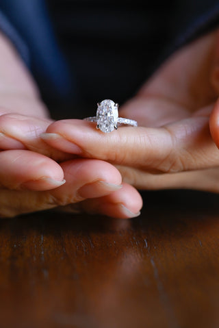 Anillo de compromiso con tulipán y diamantes de moissanita de talla ovalada de 3,0 a 4,0 quilates