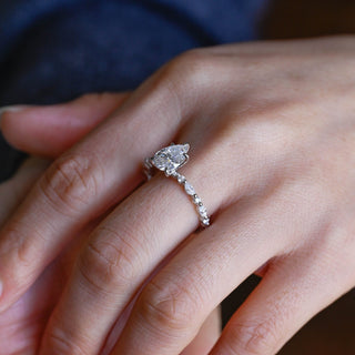 Anillo de compromiso con pavé de diamantes y moissanita de talla pera de 1,0 a 2,0 quilates