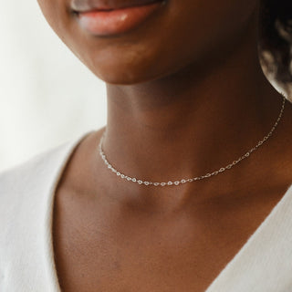 Delicado collar tipo gargantilla con eslabones en forma de corazón para el día de San Valentín