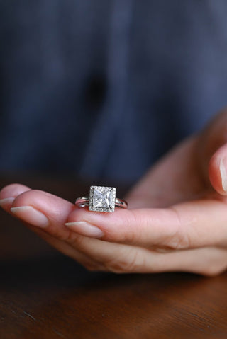 Bague de fiançailles avec halo de diamants en moissanite taille princesse de 1,0 à 2,0 ct