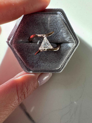 Bague de fiançailles avec diamant taille triangulaire pour elle