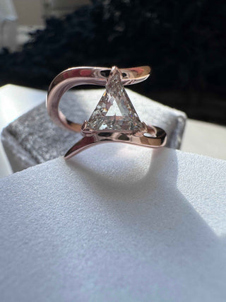 Bague de fiançailles avec diamant taille triangulaire pour elle