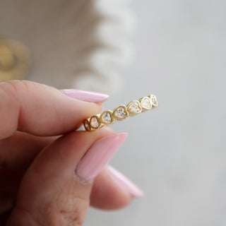 Anillo de eternidad con diamantes en forma de corazón y engaste en bisel para ella