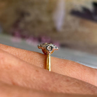 Anillo de compromiso con diamantes en forma de flor de talla redonda para mujer