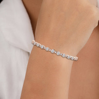 Bracelet de tennis en diamants à coupe ronde et moissanite sertis de lunette pour femme 