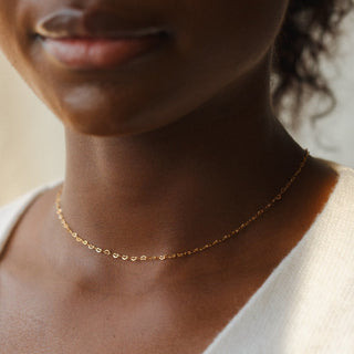 Collier ras du cou délicat avec maillons en forme de cœur pour la Saint-Valentin