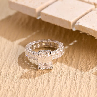 Anillo de compromiso con pavé de diamantes y moissanita de talla esmeralda de 1,50 ct a 2,50 ct