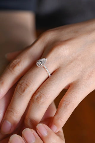 Anillo de compromiso con halo de diamantes de moissanita de talla pera de 1,50 ct a 2,50 ct