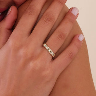 Bague de mariage unique en forme de demi-éternité avec diamants taille ronde pour elle