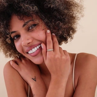 Bague à cigare en or massif brossé avec diamants taille ronde pour femme 