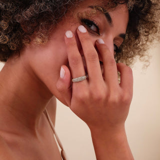 Bague à cigare en or massif brossé avec diamants taille ronde pour femme 