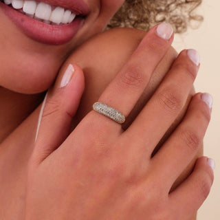 Bague à cigare en or massif brossé avec diamants taille ronde pour femme 