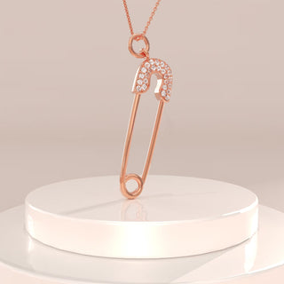 Collier avec pendentif en forme d'épingle de sûreté en diamant à coupe ronde pour elle