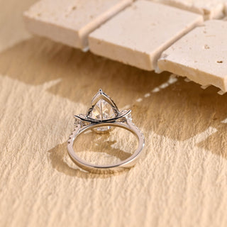 Bague de fiançailles unique avec halo de diamants en moissanite taille poire de 1,50 ct à 2,50 ct