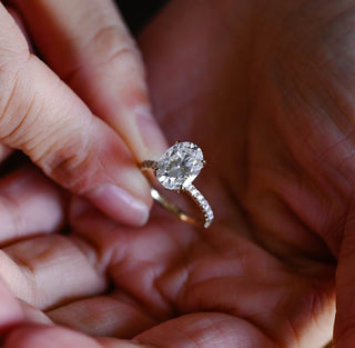 Bague de fiançailles avec diamants pavés en moissanite taille ovale de 2,50 à 3,50 ct