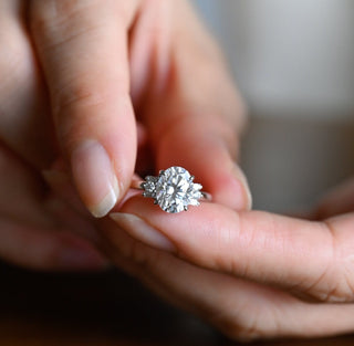 Bague de fiançailles avec diamants en grappe de moissanite à taille ovale de 2,0 à 3,0 ct